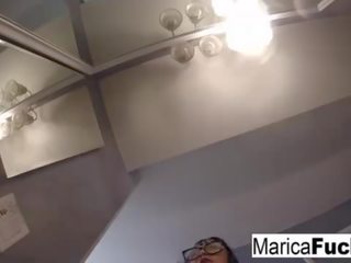 Marica hase v seksapilna zapeljivo masturbira v na ogledalo