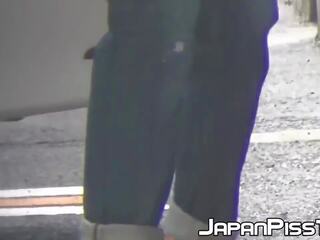 Japonesa cuties destello peluda coños durante público meando | xhamster