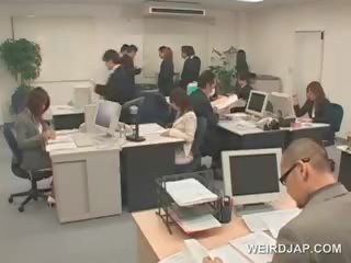 Tiltrekkende asiatisk kontor femme fatale blir seksuelt teased ved arbeid