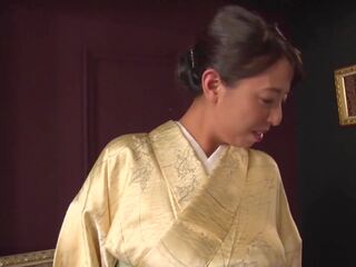 Reiko kobayakawa boyunca ile akari asagiri ve bir ek arkadaş oturmak etrafında ve hayran onların moda meiji çağ kimonos