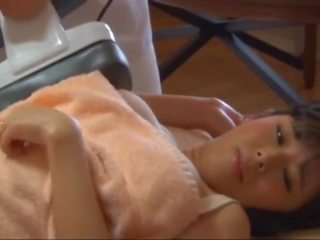 Japans overspel vrouw krijgen massage neuken infornt van zijn echtgenoot.