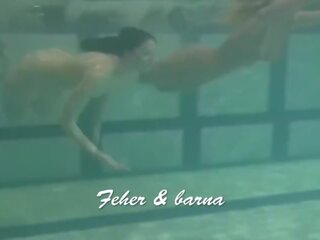 Ρωσικό babes irina και άννα κολύμπι και hug σε ο πισίνα