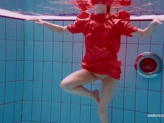 Avenna speelfilmen haar enticing naakt naakt superieur lichaam onderwater