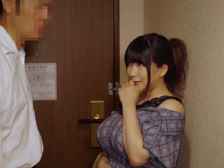 Japonais livraison santé merveilleux gros seins étudiant accidentellement begins porte sur prof client