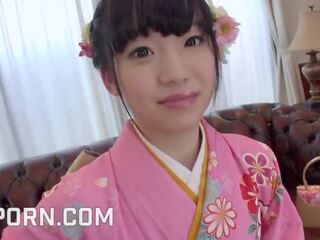 18yo japans adolescent geklede in kimono zoals magnificent pijpen en poesje creampie volwassen film films
