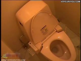 Slēpts cameras uz the mademoiselle tualete istaba