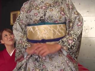 Reiko kobayakawa sepanjang dengan akari asagiri dan sebuah additional teman duduk sekitar dan mengagumi mereka modern meiji era kimonos