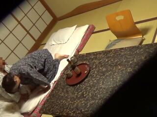 প্রতারিত একটি housekeeper কে এল থেকে রাখা আউট একটি futon অংশ ২ | xhamster