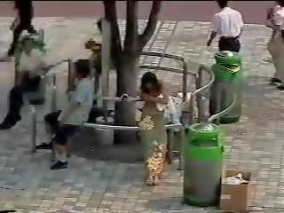 Skiftande i den gata - japanska tonåring i offentlig först delen