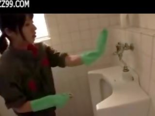 Мозайка: привлекателен чистач дава маниак духане в lavatory 01