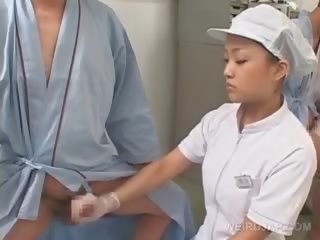 Gemeen aziatisch verpleegster wrijven haar patients starved manhood