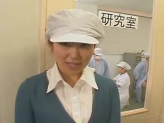 Orientalisch krankenschwester zeigt an handjob fähigkeiten