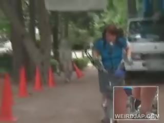 Vui tươi thiếu niên á châu babes cưỡi bikes được âm hộ tất cả mưa