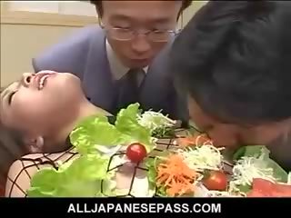 Hapon av modelo naka sa isang edible mesa para oversexed youngsters