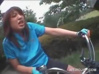 Násťročné japonské holky vibrátor fucked zatiaľ čo jazdenie bikes